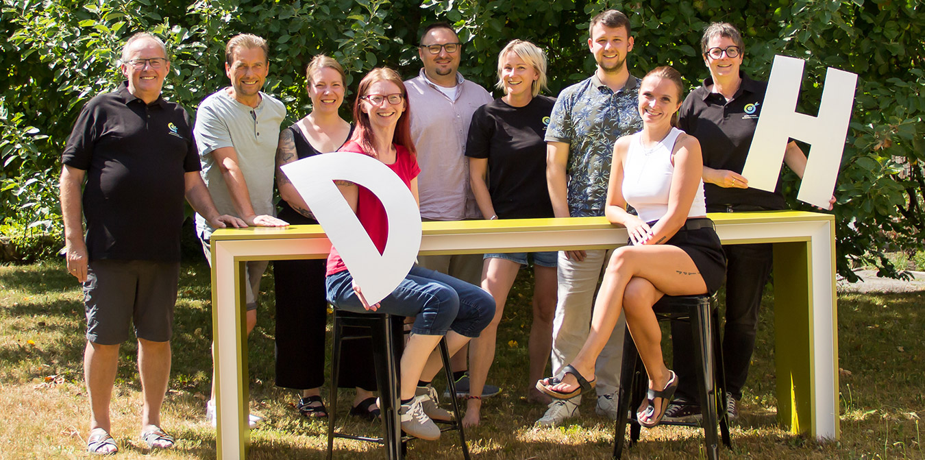 Gruppenfoto des Teams von DH Versicherungsmakler GmbH & Co. KG